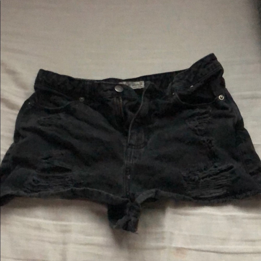 BLACK JEAN RIPPED SHORTS